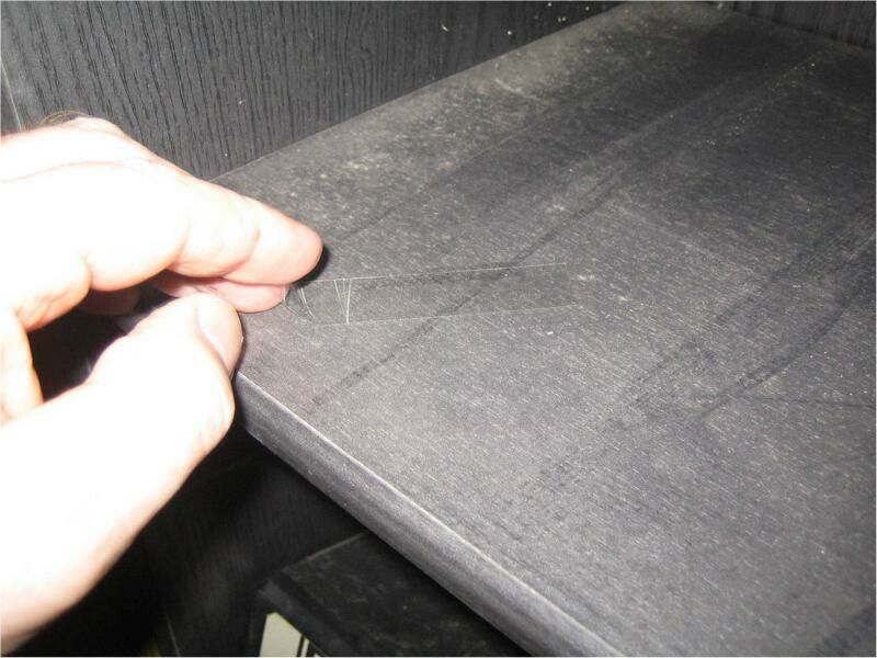 Entnahme einer Klebefilmkontaktprobe von einem Regalboden